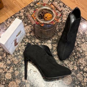 Nine West Nerra Suede look ankle boot with stiletto heels, size 8M